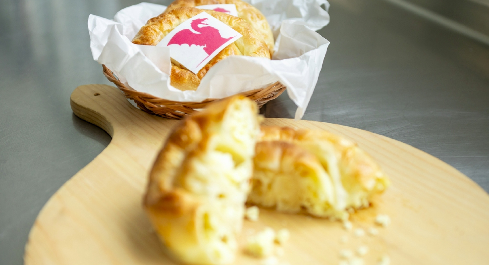 Majhen burek, razrezan na pol na deski.
