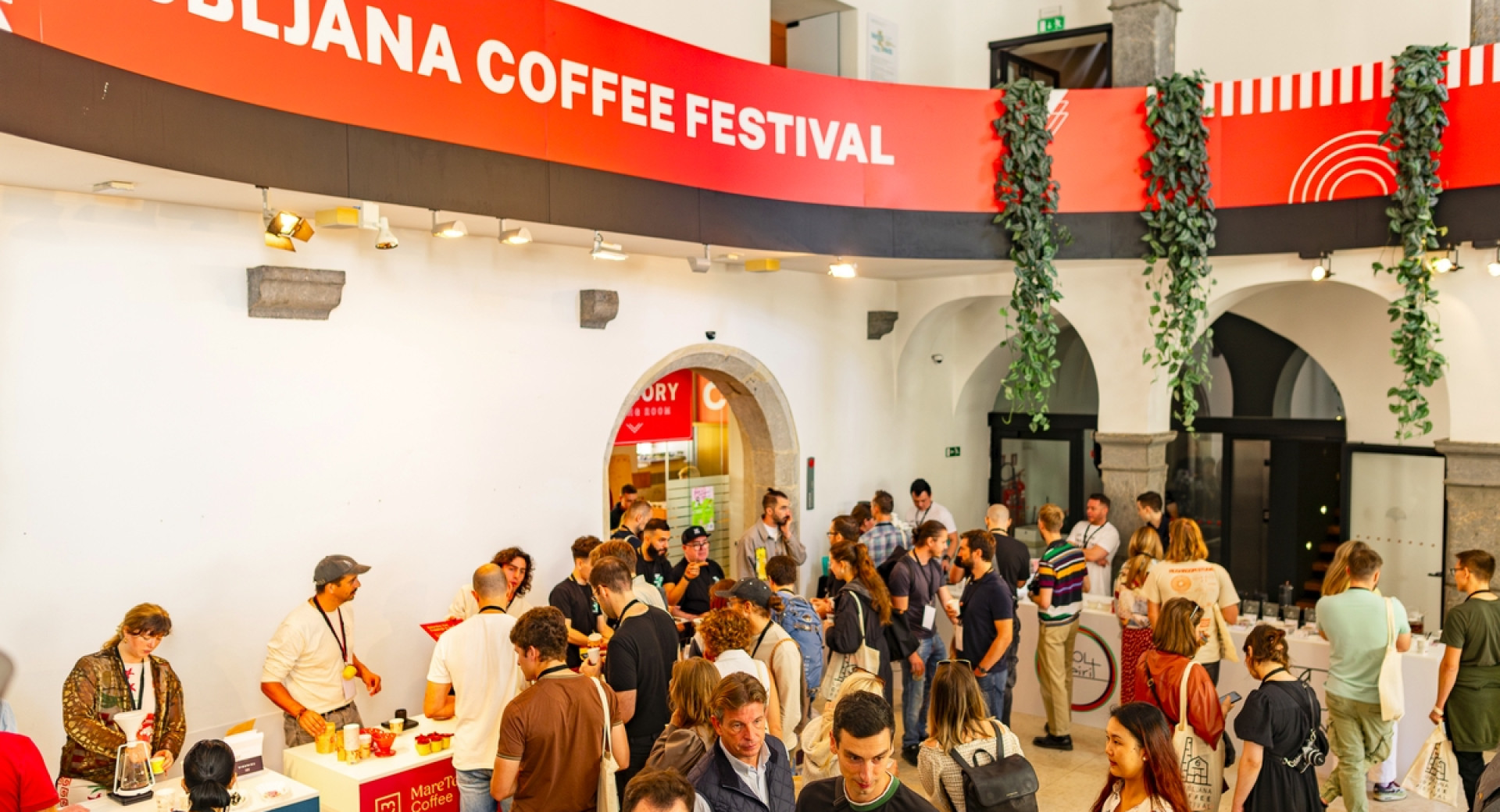 Množica ljudi na dogodku Ljubljanski festival kave.