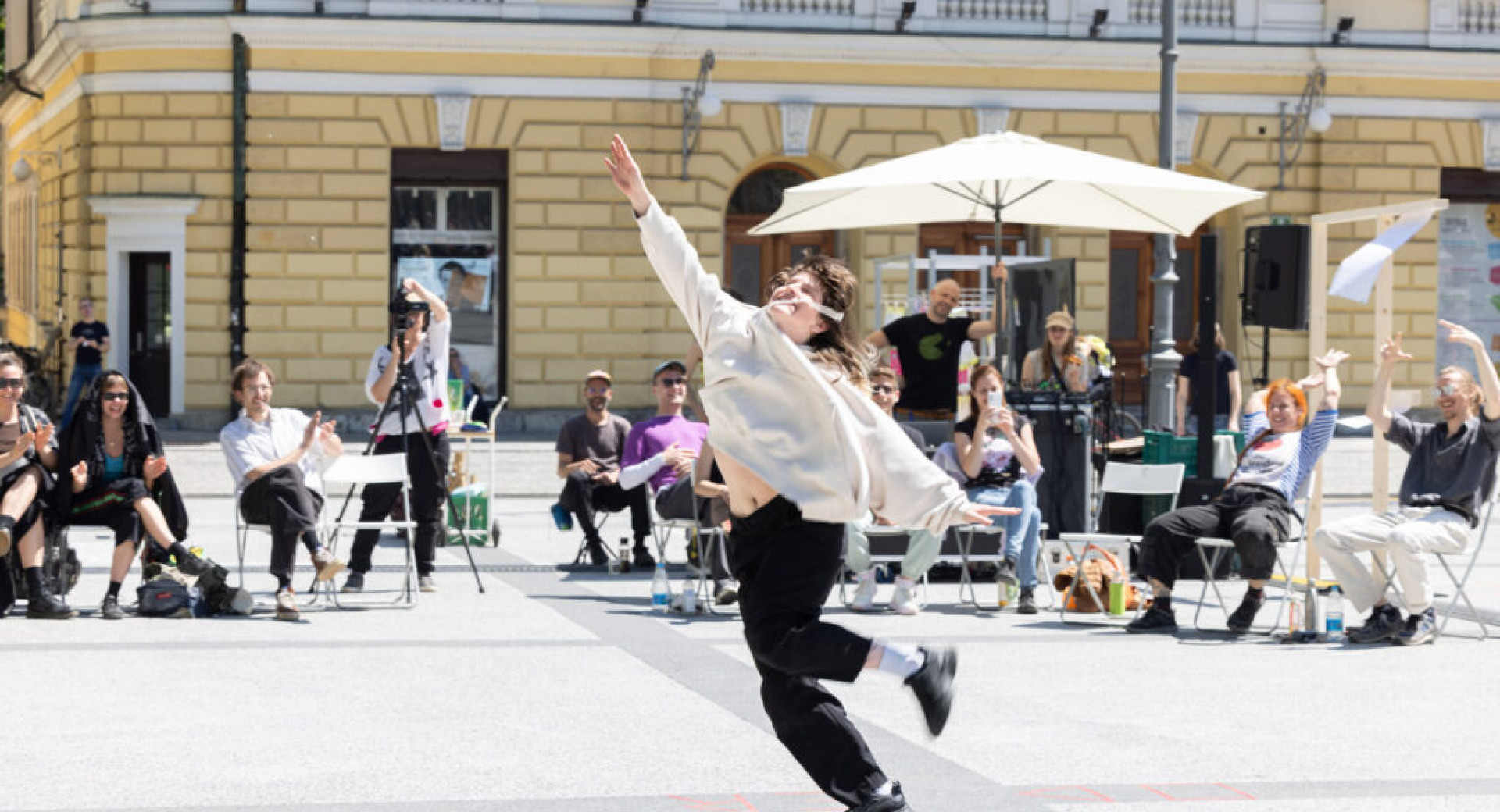 Oseba pleše na prostem v mestu.