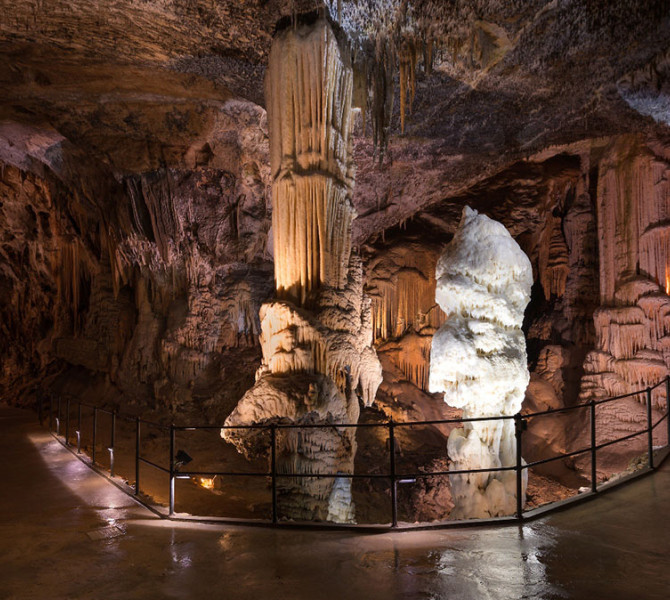 Zwei mächtige Stalagmiten in der Höhle.