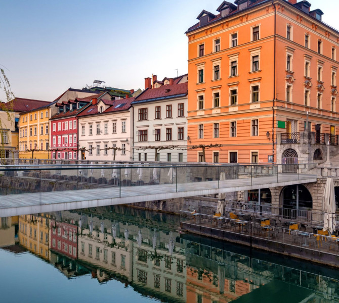 Mescanske hise, reka in stekleni most.