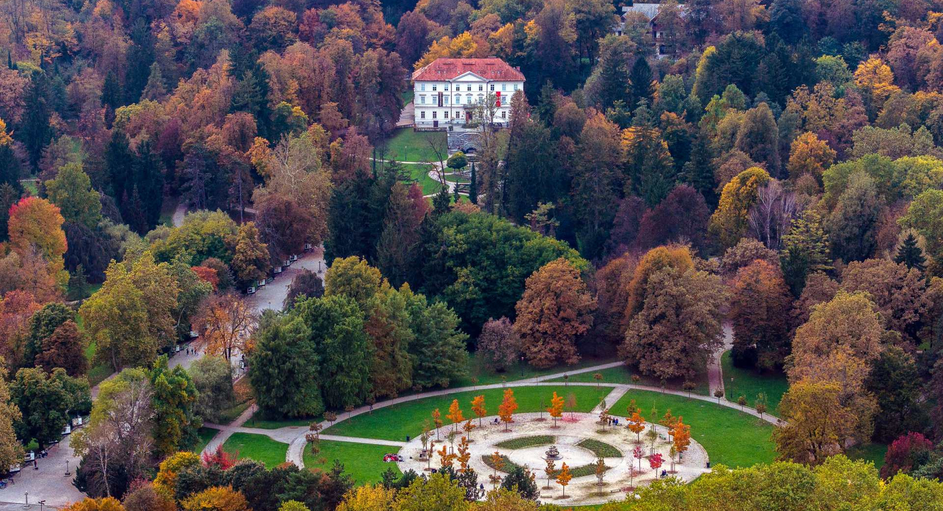 Park z gozdovi s pticje perspektive.