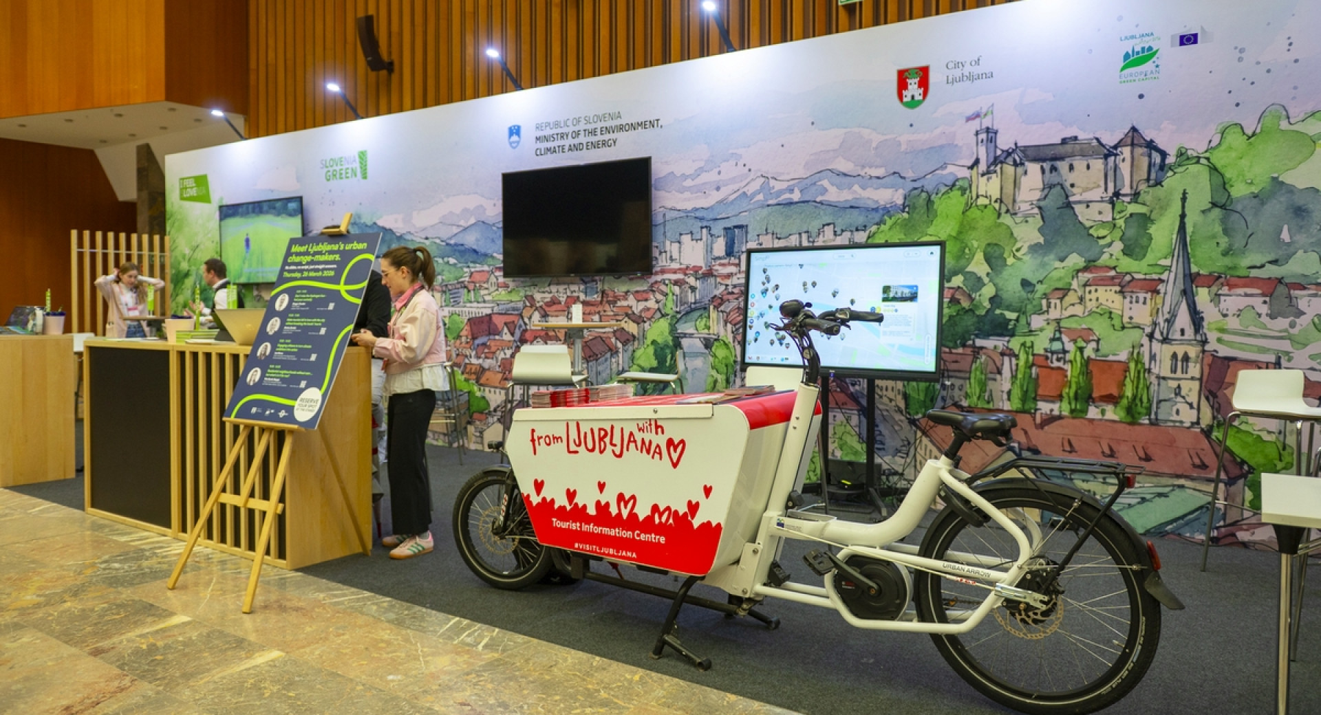 Tovorno kolo za promocijo Ljubljane na konferenčnem razstavnem prostoru.