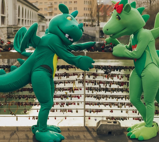 Maskoti zmajčka in zmajčice na mostu s ključavnicami.