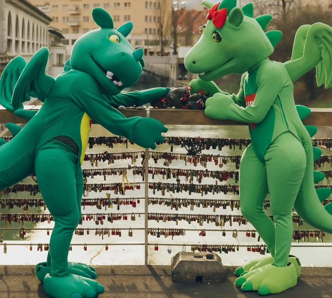 Maskoti zmajcka in zmajcice na mostu s kljucavnicami.