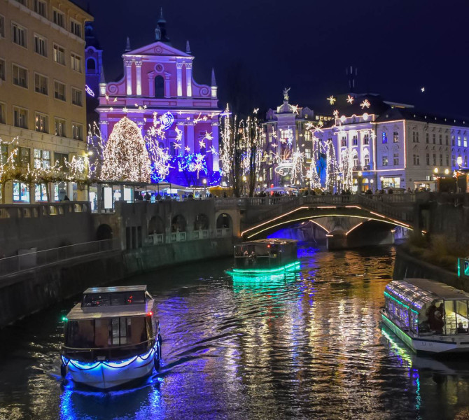 Bateaux sur la Ljubljanica pendant la période des décorations de fête.
