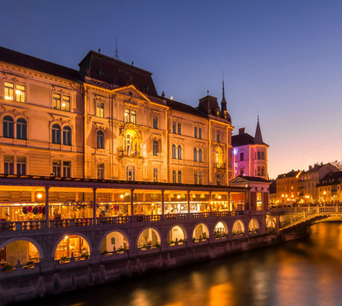Le marché de Plečnik, décoré pour les fêtes, vu depuis la perspective de l'eau.