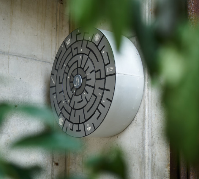 Rekvizit za resevanje uganke na steni.