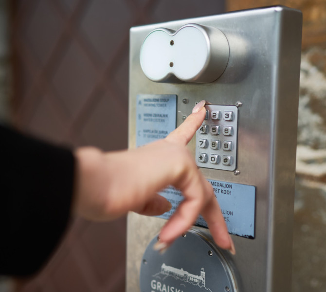 Ženska roka tipka po stojalu s tipkami.