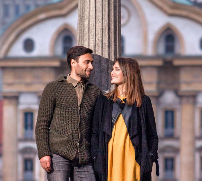 Dva zaljubljenca naslonjena na Plecnikov steber.