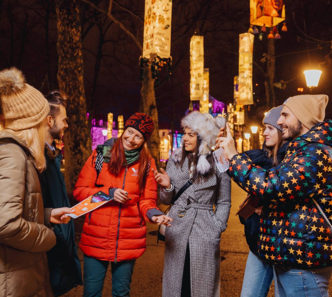 Dans le cadre d'une visite guidée, les gens observent les lampions pendant la période des fêtes.