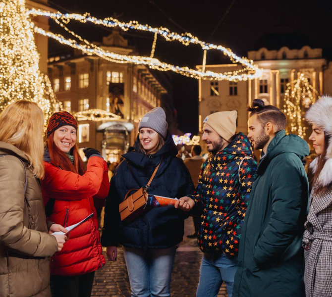 Une guide explique les décorations de fête aux touristes.
