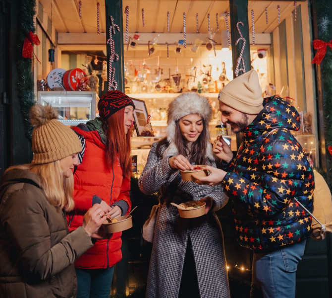 Des gens dégustent des douceurs sucrées festives.