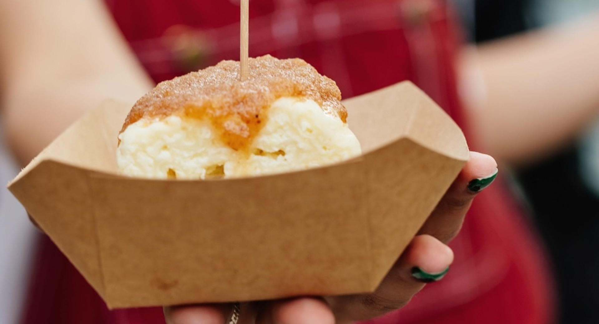 Traditioneller Quarkstrukel (štrukelj) mit in Butter gerösteten Semmelbröseln und einer Prise Zimt.