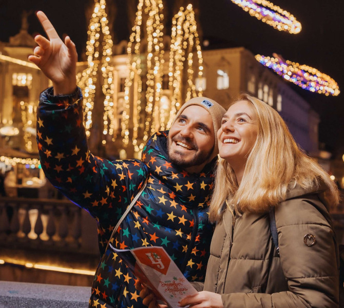 Un couple sur le pont admire les illuminations de fête.
