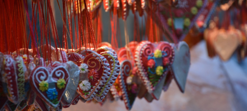 Gingerbread hearts hanging on strings.