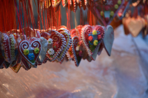 Lectova srca obesena na vrvicah.