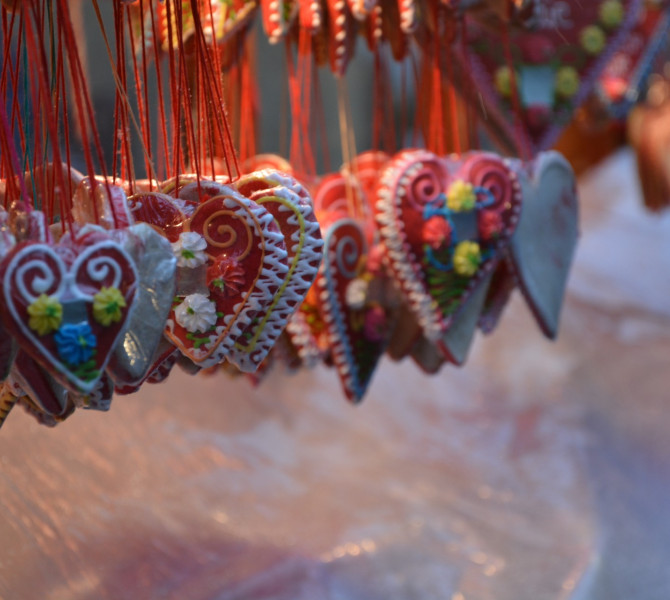 Cuori di pan di zenzero appesi a fili.