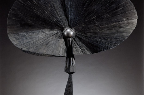 A black-and-white photograph of a statue depicting an old gramophone.