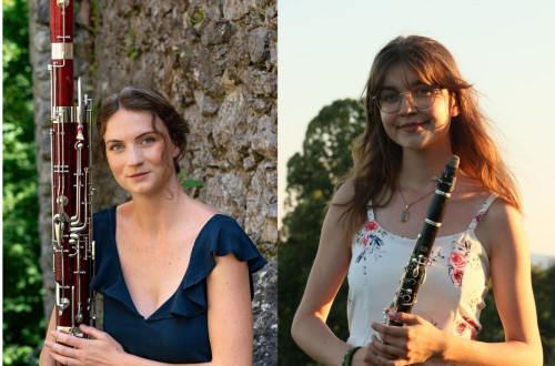 Kolaz dveh fotografij glasbenic; ena drzi v rokah klarinet, druga fagot.