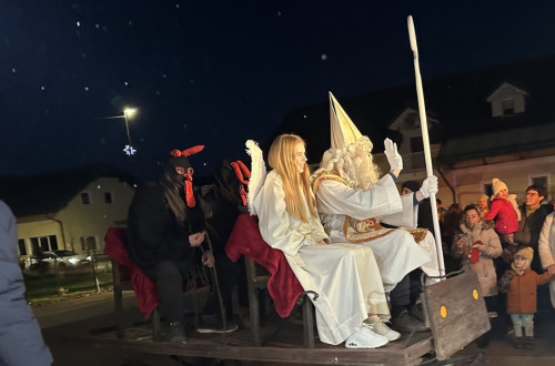 V kociji se cez mesto peljejo Miklavz, angel in parkeljni.