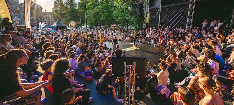 Publika spremlja plesalca na odru.