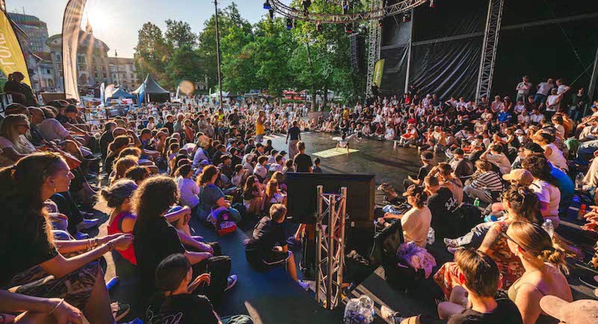 Publika spremlja plesalca na odru.