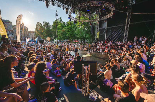 Publika spremlja plesalca na odru.