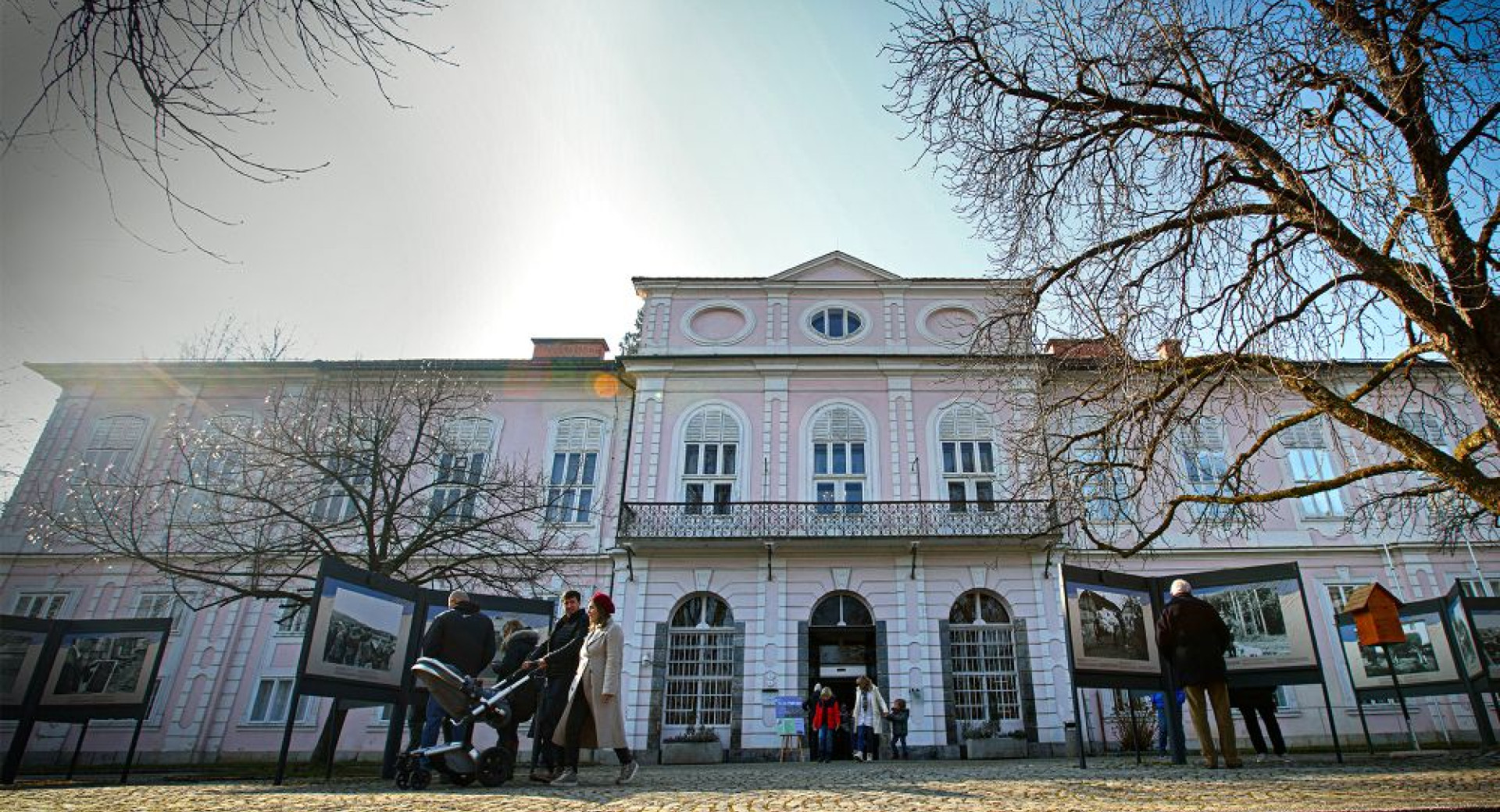 Zunanjost Cekinovega gradu in Muzeja novejse in sodobne zgodovine Slovenije v Ljubljani, pred zgradbo pa je razstava na panojih.