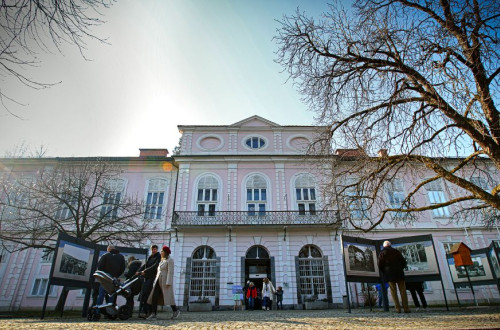 Zunanjost Cekinovega gradu in Muzeja novejse in sodobne zgodovine Slovenije v Ljubljani, pred zgradbo pa je razstava na panojih.