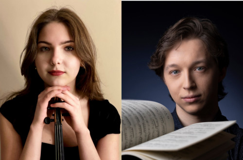 Portret zenske z violino na levi in moskega s knjigo not na desni.