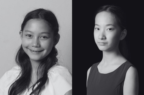 Crno-bela fotografija portretov dveh deklet z dolgimi temnimi lasmi.