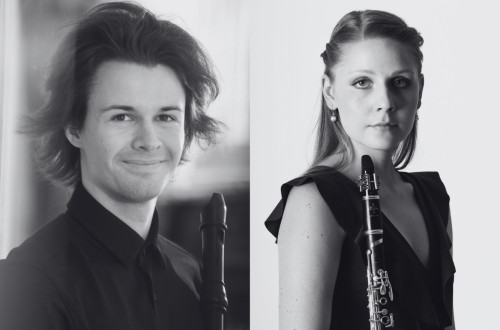 Portret moskega s kljunasto flavto na levi in zenske s klarinetom na desni.