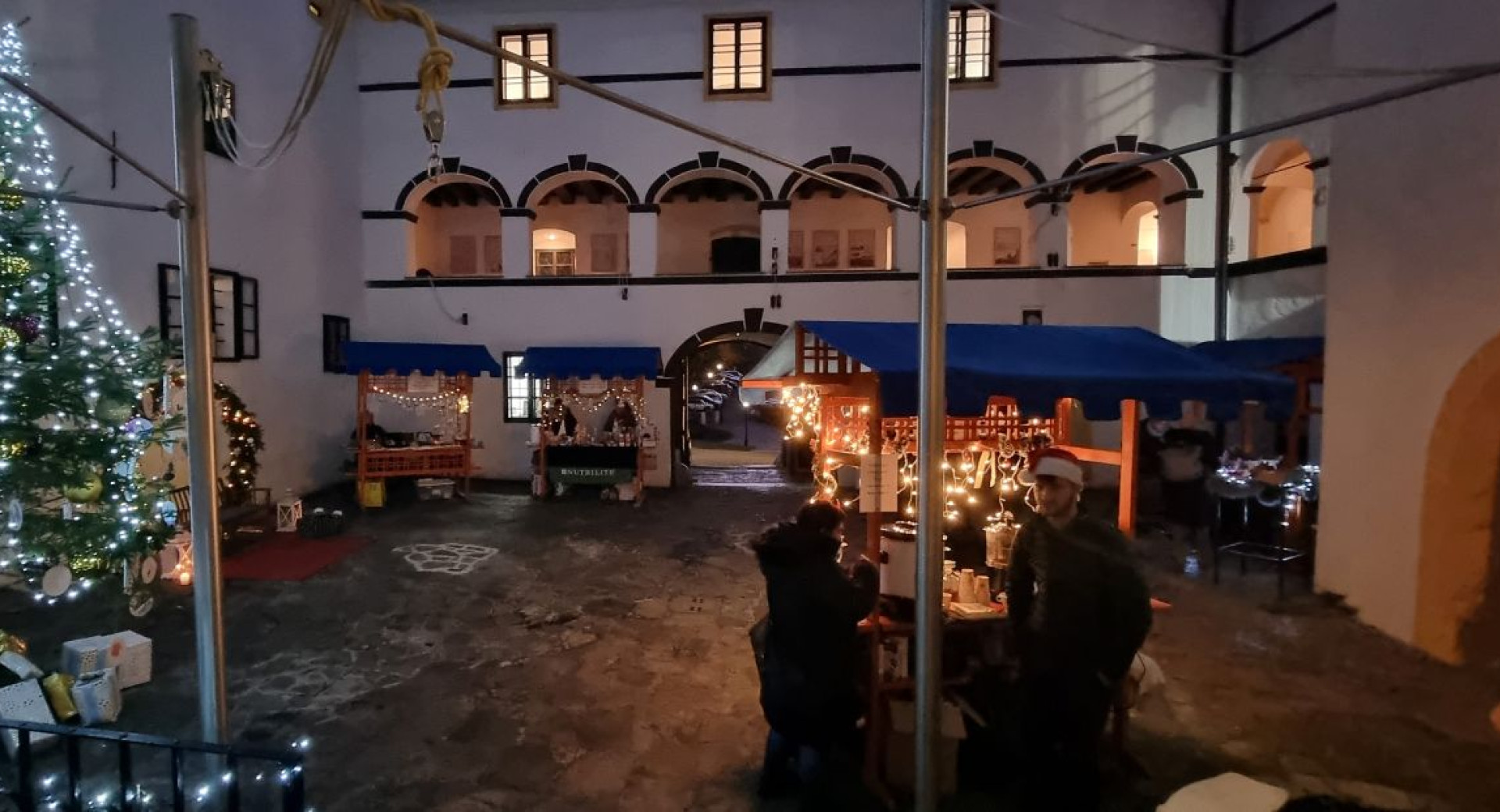 Praznicno okrasen notranji atrij Gradu Bogensperk v Sloveniji.