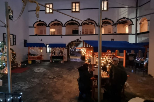 Praznicno okrasen notranji atrij Gradu Bogensperk v Sloveniji.