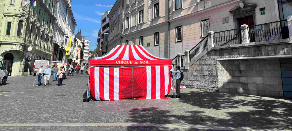 Rdece-bel crtast cirkuski sotor sredi mesta. 