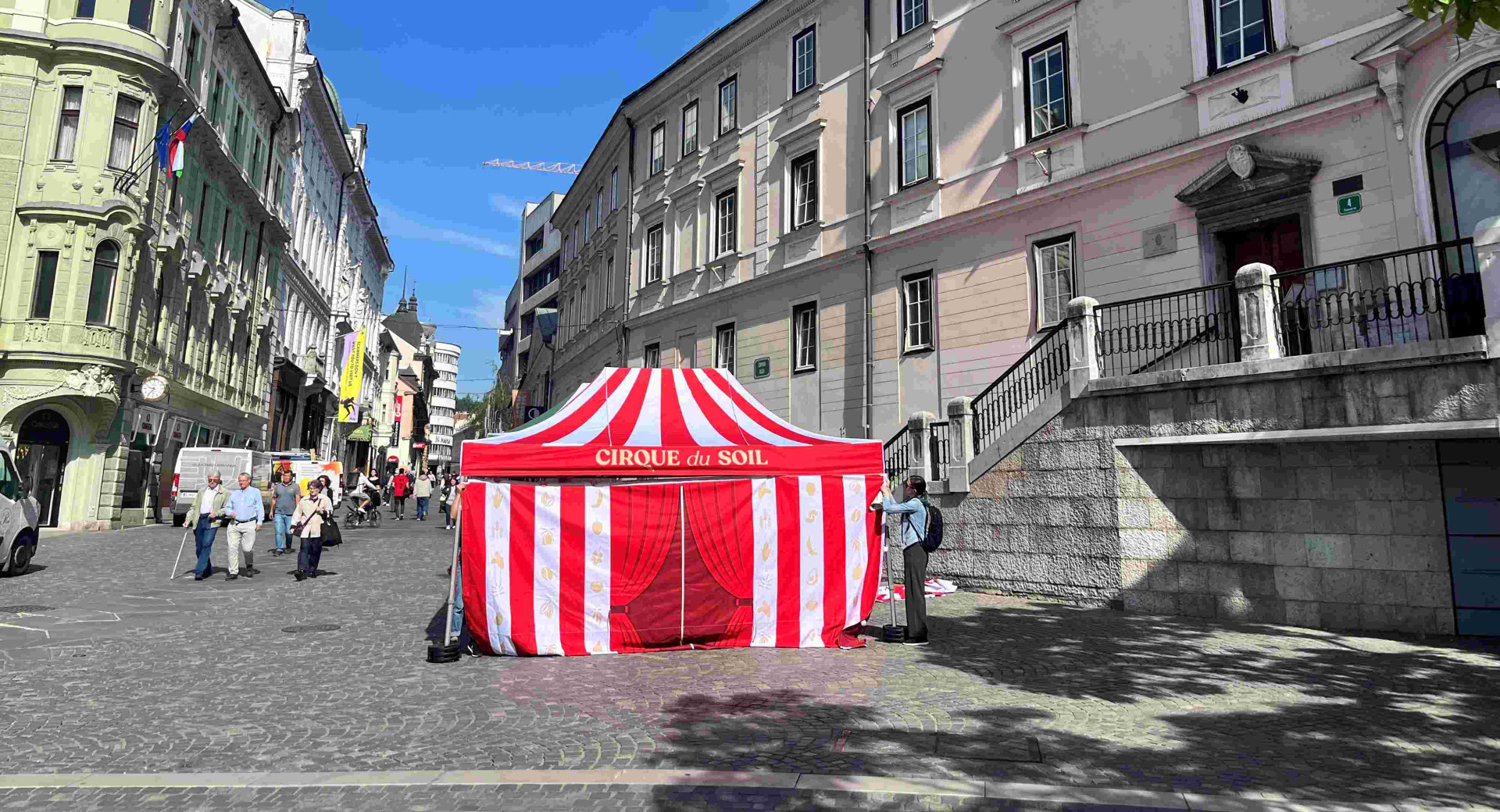 Rdece-bel crtast cirkuski sotor sredi mesta. 