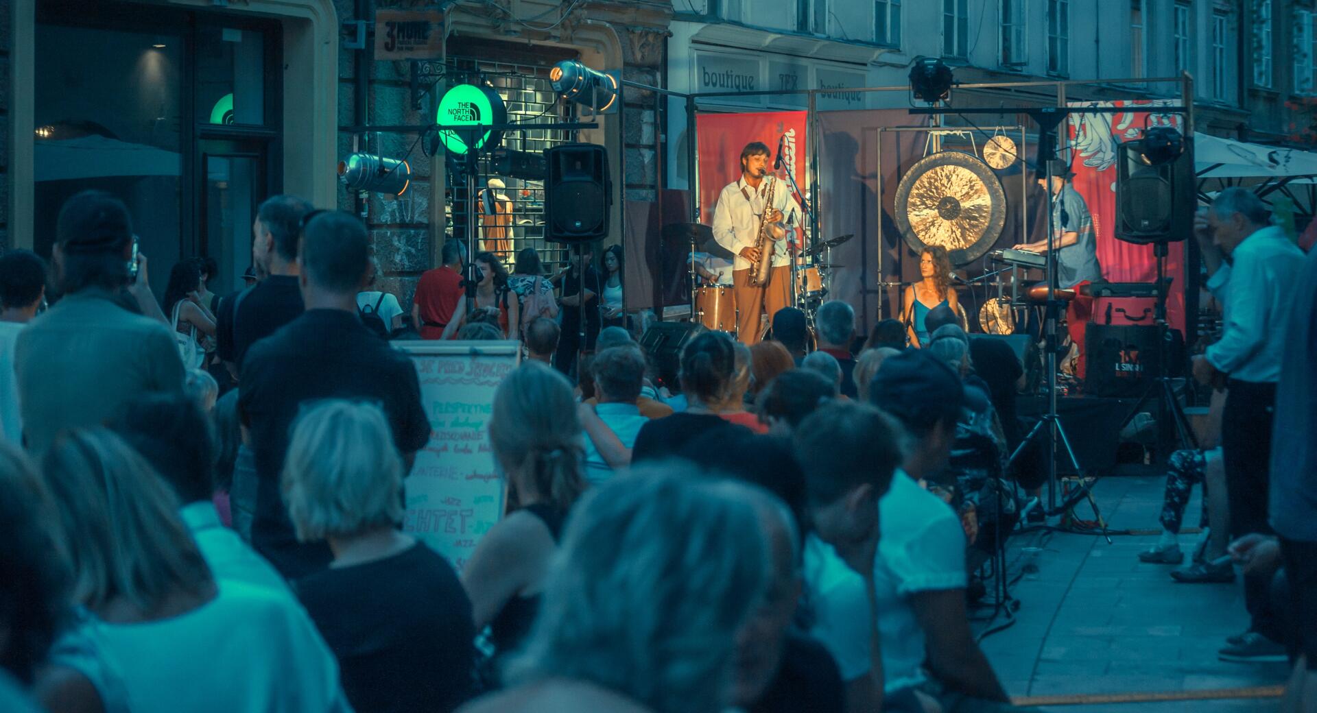 Večerni koncert na ulici.
