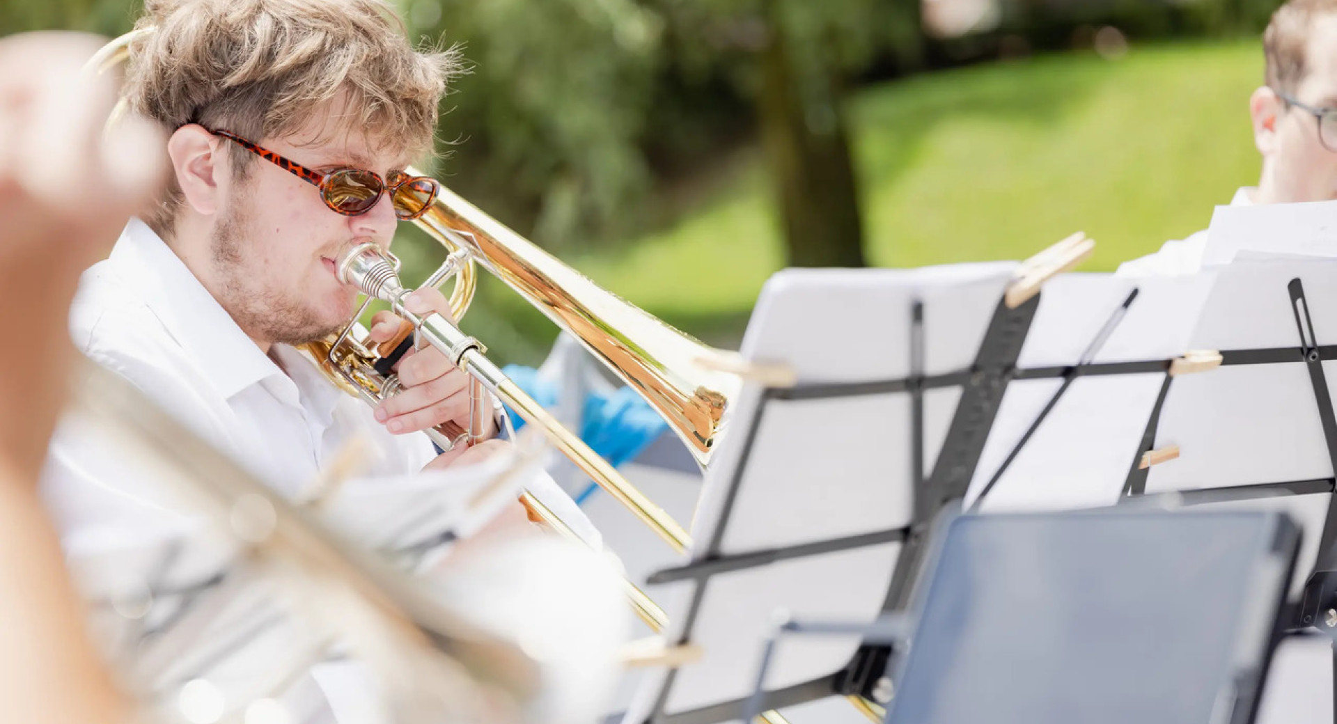 Moski z glabilom sede bere note.