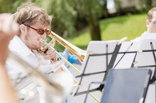 Moski z glabilom sede bere note.