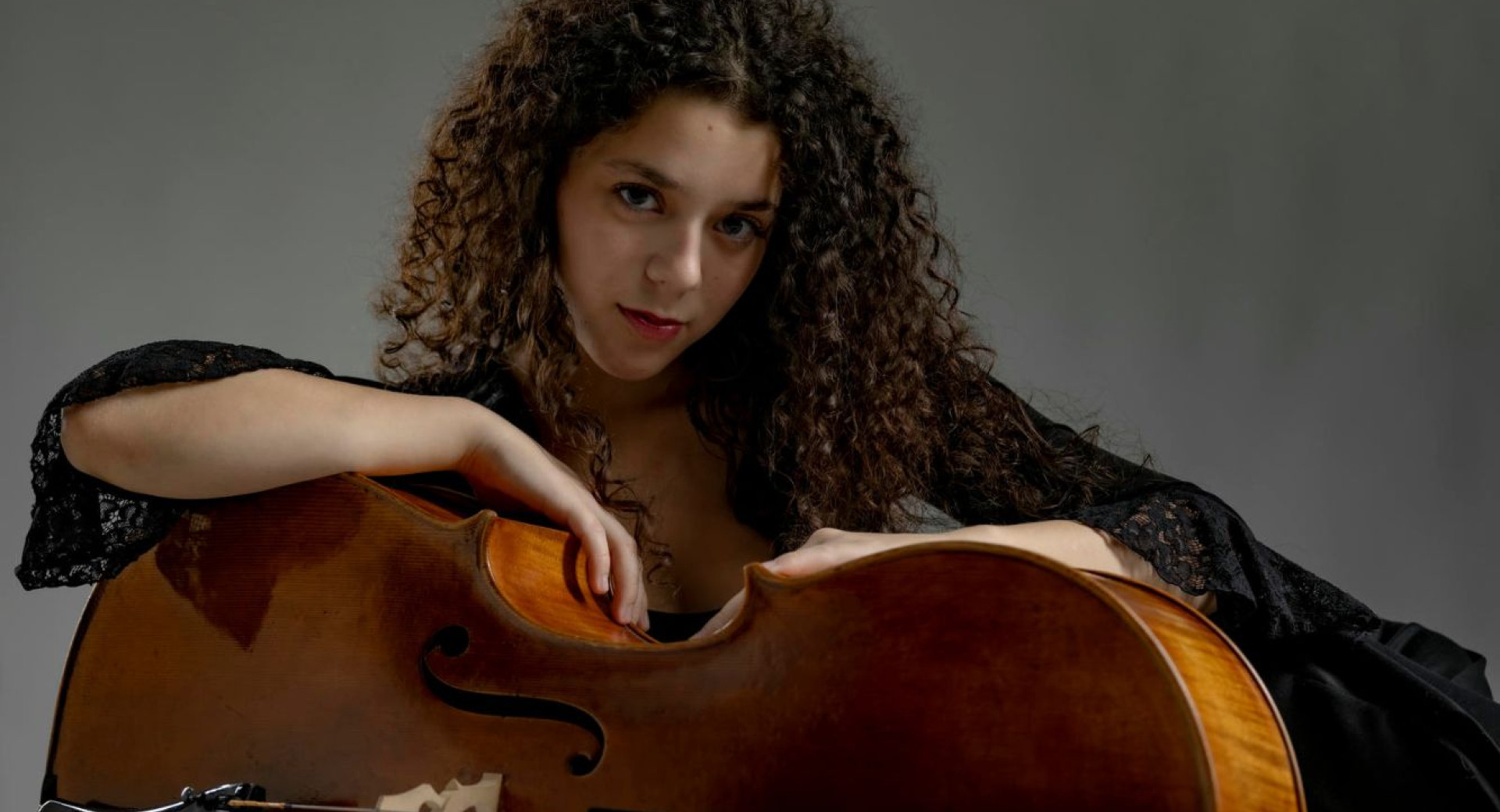 Kolaz treh fotografij portretov glasbenikov.