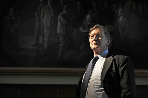 Starejsi moski s kravato.