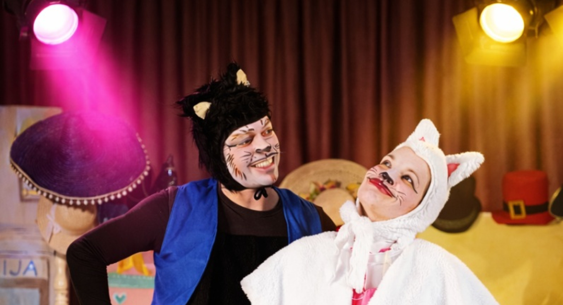 Moski v crnem in zenska v belem kostumu macka.