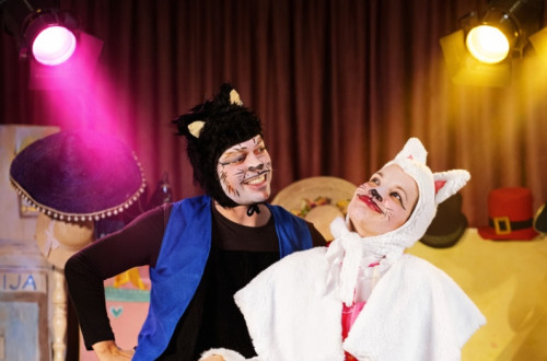 Moski v crnem in zenska v belem kostumu macka.