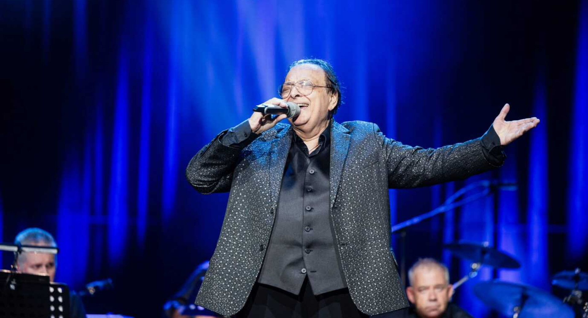 Starejsi pevec na odru.