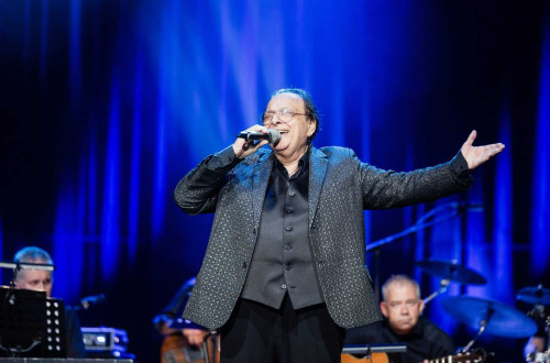 Starejsi pevec na odru.