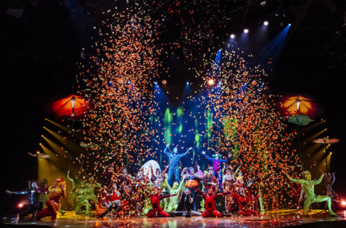 Cirkus na odru s konfeti v zraku.