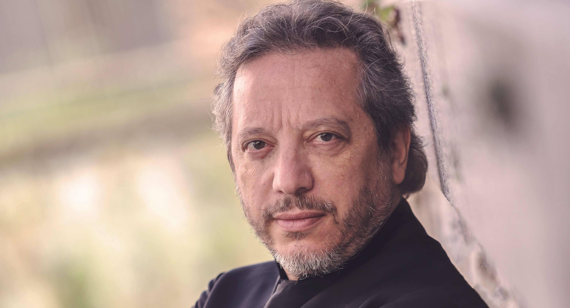 Portret moskega v crnih oblacilih.