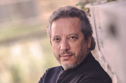 Portret moskega v crnih oblacilih.