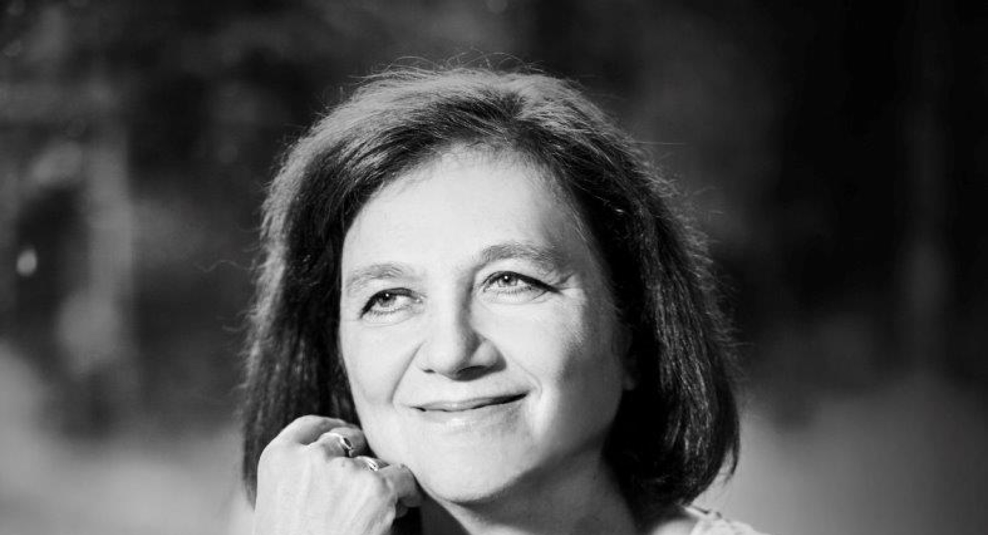 Crnobela fotografija zenske s pazem.